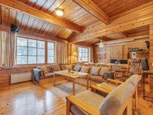 uma sala de estar com um sofá e uma mesa em Holiday Home Unnukkamaja by Interhome em Leppävirta