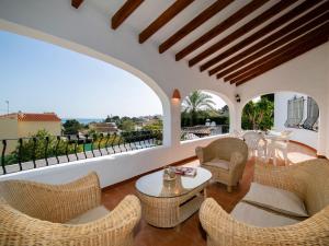 uma sala de estar com uma mesa e cadeiras numa varanda em Villa Luisa by Interhome em Calpe
