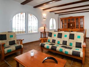 uma sala de estar com dois sofás e uma mesa em Villa Luisa by Interhome em Calpe