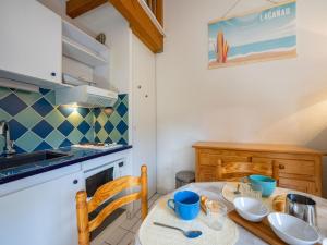 Кухня или мини-кухня в Holiday Home Jardins de la Pinède-9 by Interhome
