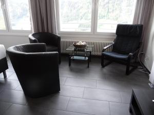 エンゲルベルクにあるApartment Barbara West by Interhomeのリビングルーム(椅子2脚、テーブル付)