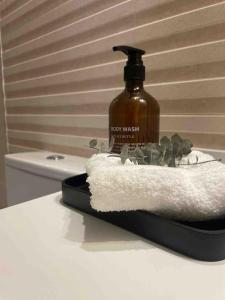 un bagno con dispenser per sapone e asciugamano di NR Urban Torre 2 a Santa Cruz de Tenerife