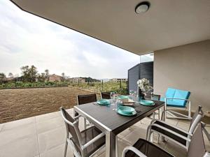 uma sala de jantar com mesa e cadeiras em Appartement Agosta em Porticcio