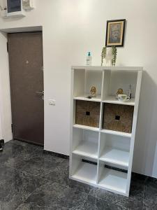 un estante de libros blanco en una habitación con puerta en Amira 2, en Târgovişte