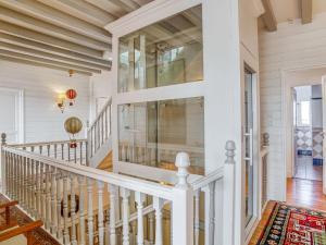 una escalera blanca en una casa con ventana de cristal en Apartment Les Montgolfières by Interhome en Biarritz
