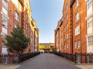 an alley between two large brick buildings at Pass the Keys Stylish 1 bedroom flat by Kings Road in Chelseag in London