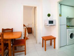 eine kleine Küche mit einem Tisch und einer Mikrowelle in der Unterkunft Apartment Apolo VII-5 by Interhome in Calpe