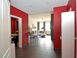 ein Wohnzimmer mit roten Wänden und ein Esszimmer in der Unterkunft Villa "To Hus" F590 - Appartement 01 im EG mit Kamin und Terrasse in Ostseebad Sellin