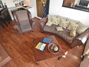 ein Wohnzimmer mit einem Sofa und einem Tisch in der Unterkunft Villa "To Hus" F590 - Appartement 05 im Dachgeschoss mit Himmelbett, Kamin und Balkon in Ostseebad Sellin