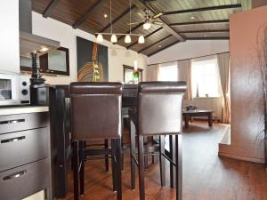 een keuken met een tafel met lederen fauteuils bij Villa "To Hus" F590 - Appartement 05 im Dachgeschoss mit Himmelbett, Kamin und Balkon in Ostseebad Sellin