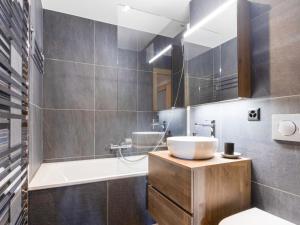 une salle de bain avec un lavabo, des toilettes et une baignoire dans l'établissement Apartment Les Terrasses de Nendaz D1 by Interhome, à Nendaz