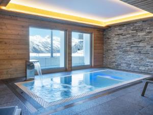 - un bain à remous dans une chambre avec vue sur les montagnes dans l'établissement Apartment Les Terrasses de Nendaz D1 by Interhome, à Nendaz