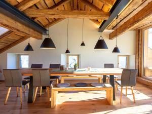 Apartment Ferienhaus Tgioc by Interhome في Obervaz: غرفة طعام مع طاولة وكراسي خشبية كبيرة
