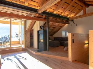 Apartment Ferienhaus Tgioc by Interhome في Obervaz: غرفة معيشة مع موقد في المنزل