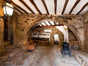 un arco en un edificio medieval con fogones en Holiday Home Mas d'en Tarres by Interhome, en Vespellà