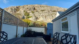 d'un balcon avec une table et une montagne en arrière-plan. dans l'établissement Troodos, à Llandudno