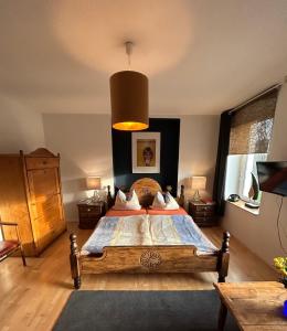 ein Schlafzimmer mit einem großen Holzbett in einem Zimmer in der Unterkunft Buntes Haus in Erfurt