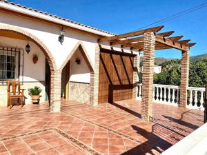 um pátio de uma casa com uma pérgula de madeira em Villa Fernando By Solymar Holiday em Málaga