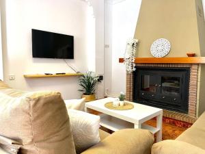 uma sala de estar com um sofá e uma lareira em Villa Fernando By Solymar Holiday em Málaga