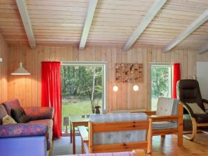 sala de estar con sofá y mesa en Holiday Home Gerarda - all inclusive - 4km from the sea by Interhome en Læsø