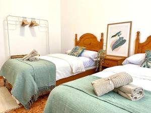 um quarto com 2 camas e 2 camas sidx sidx sidx sidx em Villa Fernando By Solymar Holiday em Málaga