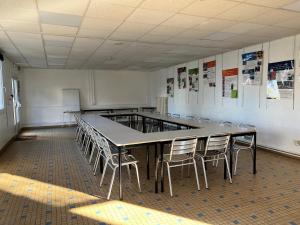 una sala de conferencias con una mesa larga y sillas en Auberge de jeunesse HI Poitiers, en Poitiers