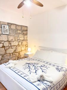 1 dormitorio con 1 cama con pared de piedra en Antica Peschiera Porto Botte, en Porto Botte
