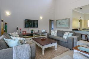 ein Wohnzimmer mit zwei Sofas und einem Tisch in der Unterkunft San Lameer Villa 14321 - 5 Bedroom Deluxe - 10 pax - San Lameer Rental Agency in Southbroom
