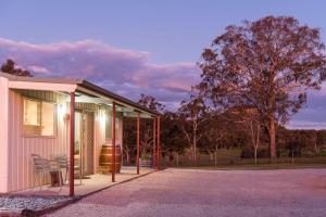 Hepburn Retreat at Valley View, Ilford NSW : منزل صغير مع شرفة وشجرة