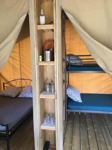um quarto com 2 beliches numa tenda em Le Camping de Cucugnan em Cucugnan