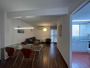 a kitchen and living room with a table and chairs at August centro Tarragona in Tarragona