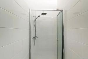eine Dusche mit Glastür im Bad in der Unterkunft In Lapa Studio I in Porto