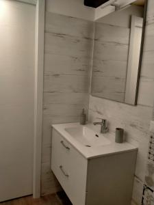 La salle de bains est pourvue d'un lavabo et d'un miroir. dans l'établissement Elmar, à Bisceglie