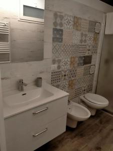bagno con lavandino bianco e servizi igienici di Elmar a Bisceglie