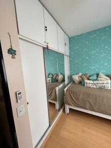 1 dormitorio con cama y espejo grande en Acogedor departamento en Caballito en Buenos Aires