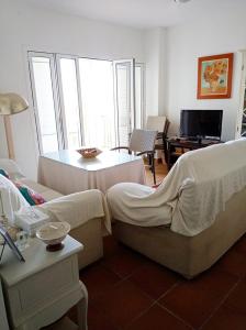 sala de estar con sofá y mesa en Costa Ballena Torresalada 1, en Costa Ballena