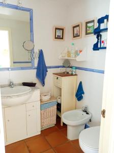 a bathroom with a sink and a toilet and a mirror at Costa Ballena Torresalada 1 in Costa Ballena