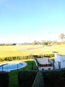 - Vistas a un campo de golf con piscina en Costa Ballena Torresalada 1, en Costa Ballena