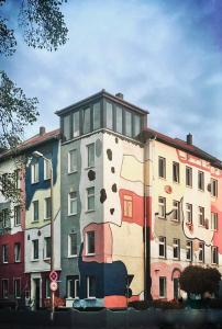 un edificio con una pintura a un lado. en Buntes Haus, en Erfurt