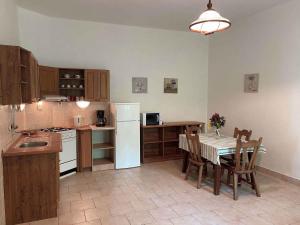 Bezděkov的住宿－貝茲德科夫2號度假屋，厨房配有桌子和白色冰箱。