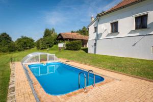 Bazén v ubytování Holiday home in Bezděkov/Chotěbor 1393 nebo v jeho okolí