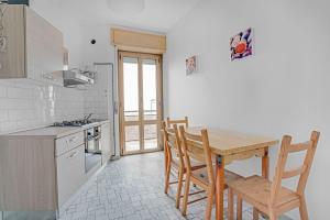 een keuken met een houten tafel en stoelen bij CAV9 - Large Apartment with Panoramic VIEW - in Milaan