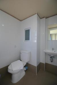 バンバンセーンにあるThe Sea Bangsaen Hotelのトイレと洗面台付きのバスルーム