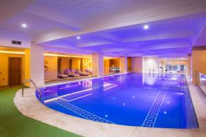 uma grande piscina num quarto de hotel em Le Zenith Hotel & Spa em Casablanca