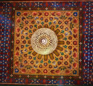 una pintura de un techo con una flor. en Riad Dar Kassim en Fez