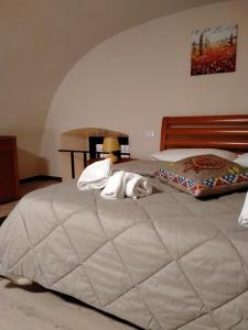 una camera con due letti e asciugamani di Elmar a Bisceglie