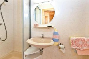 Landhof Steinhütte في بايريش أيزنشتاين: حمام مزود بحوض ومِرآة