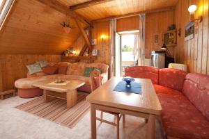 ein Wohnzimmer mit einem Sofa und einem Tisch in der Unterkunft Landhof Steinhütte in Bayerisch Eisenstein