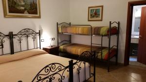 1 dormitorio con 2 literas y ventana en Bed&Breakfast L'Oasi, en Nardò