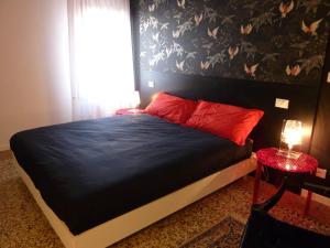 A bed or beds in a room at Casa Corte delle Ancore